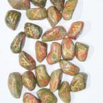 Руны каменные из унакита (зеленая яшма) 1,5*1,8 см  (прорезаны, 25 рун +инструкция)