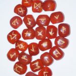 Руны каменные из сердолика (2,5*2 *0,8 см, прорезаны.  25 рун + инструкция).