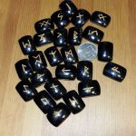 Руны каменные из черного агата.  (1,8*2,5*0,7 см, прорезаны 25 рун + инструкция)